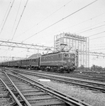 859416 Afbeelding van de electrische locomotief nr. 1128 (serie 1100) van de N.S. met enkele rijtuigen plan E te ...